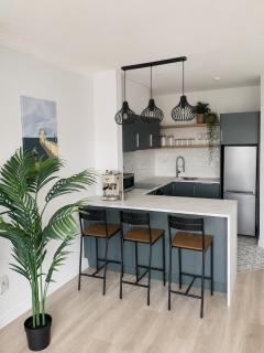 Modern and Spacious Apt5 Sleeps 6 Free Parking - 0