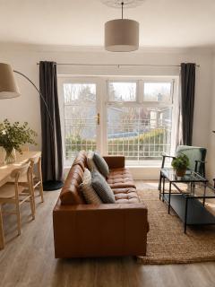 Modern and Spacious Apt5 Sleeps 6 Free Parking - 4