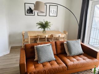 Modern and Spacious Apt5 Sleeps 6 Free Parking - 3