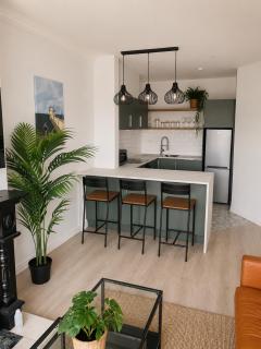 Modern and Spacious Apt5 Sleeps 6 Free Parking - 6