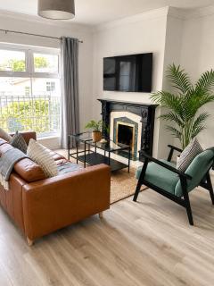 Modern and Spacious Apt5 Sleeps 6 Free Parking - 1
