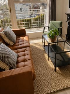 Modern and Spacious Apt5 Sleeps 6 Free Parking - 2