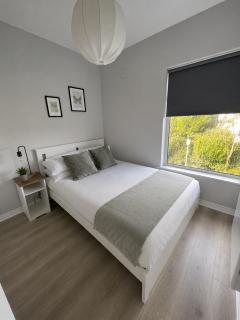 Modern and Spacious Apt6 - sleeps 6 - free parking - 1