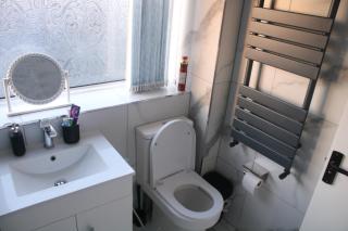 Cosy, Modern, New 4 Bed House - 9