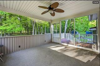 The Bentley House - Enclosed Patio and Bar and Lounge - 9