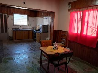 Casa de dos dormitorios cercana a la autopista - 1