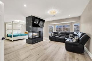 Luxe 6BR Home with Pool BBQNear Strip - 9
