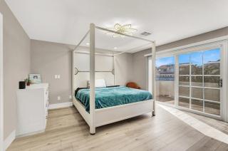 Luxe 6BR Home with Pool BBQNear Strip - 7
