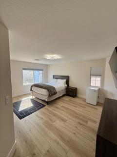 Luxe 6BR Home with Pool BBQNear Strip - 4