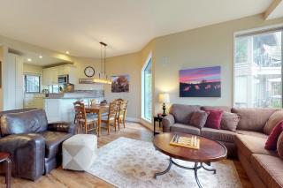 Comfortable and cozy side-by-side condos with private hot tub & great location - 0