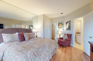 Comfortable and cozy side-by-side condos with private hot tub & great location - 3