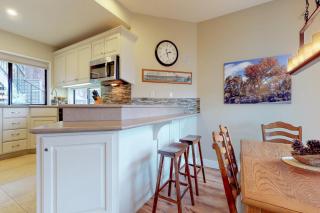 Comfortable and cozy side-by-side condos with private hot tub & great location - 4