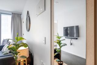 Modern Cityscape Abode with Balcony near Queen St - 7