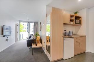 Modern Cityscape Abode with Balcony near Queen St - 4