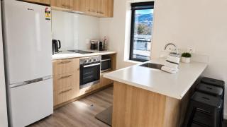 Toru Top Floor Apartment - Brand New & Convenient - 9