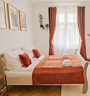 Classic 2-Bedroom Apartment, Bright, Quiet & Views - Praga - 1