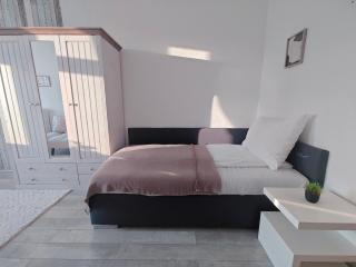 Classic 2-Bedroom Apartment, Bright, Quiet & Views - Praga - 4