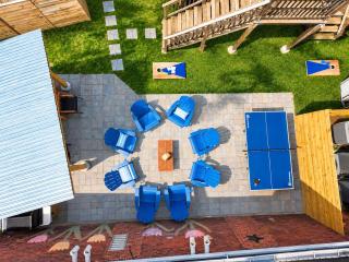 Jennifer's Stylish Apt Private Deck Backyard Oasis - 6