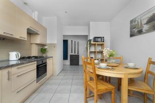 Przestronny Apartament z Balkonem blisko Centrum by Noclegi Renters - 9