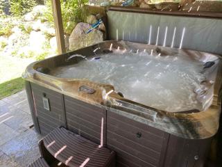 Stunning, Year Round Lakefront Cottage w/ Hot Tub - 9
