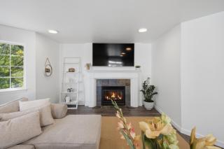 Central Retreat w Fireplace, Garden & Parking - 5