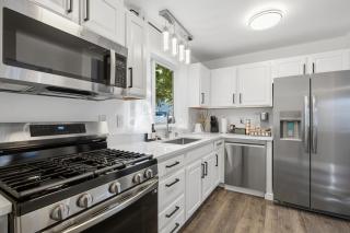 Central Retreat w Fireplace, Garden & Parking - 3