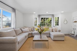 Central Retreat w Fireplace, Garden & Parking - 2