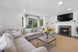 Central Retreat w Fireplace, Garden & Parking - 0