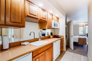 Cozy mountain studio near skiing & town with fast WiFi shared pools & patio - 8