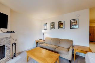 Cozy mountain studio near skiing & town with fast WiFi shared pools & patio - 4