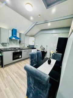 Spacious 4-bedroom Duplex Flat I Near Town Center & Shops - 8