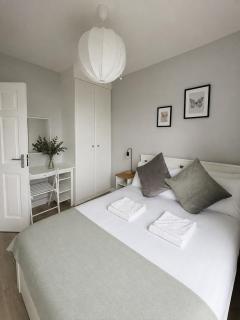 Modern and Spacious Apt6 - sleeps 6 - free parking - 2