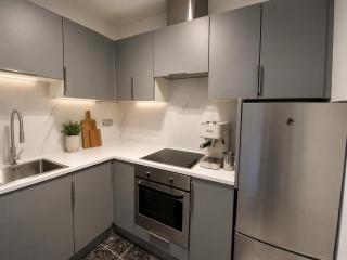 Modern and Spacious Apt6 - sleeps 6 - free parking - 8