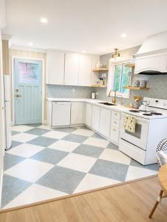 3BR Simcoe Cottage - Backyard BBQ & Lake Access - 7