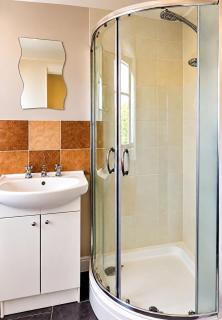 Bright 2-bed Home with Garden & Conservatory. - 3