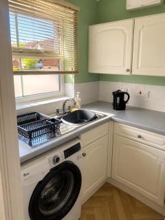 Bright 2-bed Home with Garden & Conservatory. - 2