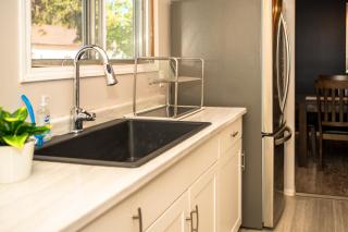 Charming 1BR Home Winnipeg - U of M & Stadium - Free Parking - 5