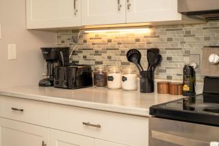 Charming 1BR Home Winnipeg - U of M & Stadium - Free Parking - 7