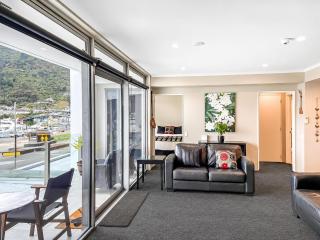 Oxleys 205 one bedroom with sea views - 9
