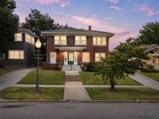 Historic 1918 Home Pickleball Court, Sleeps 12 - 8
