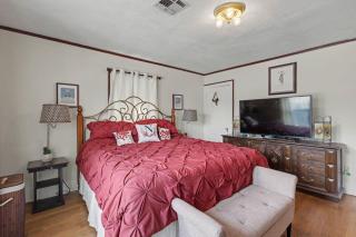 Historic 1918 Home Pickleball Court, Sleeps 12 - 4