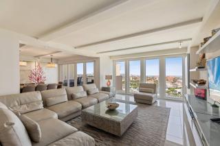 Luxurious and Spacious Condo with Beach View - 0