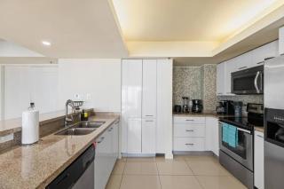 Luxurious and Spacious Condo with Beach View - 4