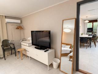 Cozy 2BR in Gangnam Near Eonju Station Up to 6 Guests - 1