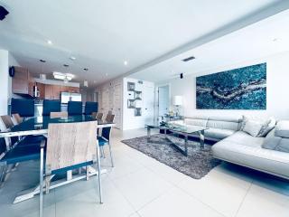 Luxurious Beachside Condo with Amazing Ocean Views - 0