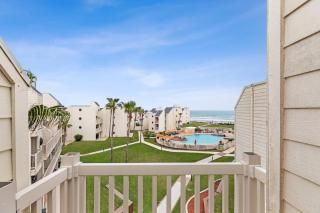 Beachfront Paradise with Resort Amenities - 9