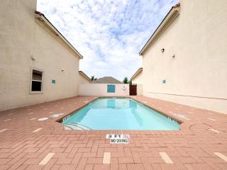 Charming Condo with Pool and Garage, Close to Shopping - 9