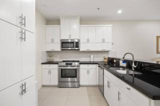 Charming Condo with Pool and Garage, Close to Shopping - 6