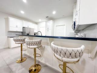 Charming Condo with Pool and Garage, Close to Shopping - 4