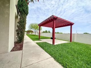 Charming Condo with Pool and Garage, Close to Shopping - 2